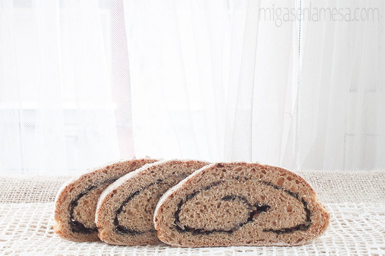 Pan integral de trigo y maíz con espiral de sésamo negro, con masa madre