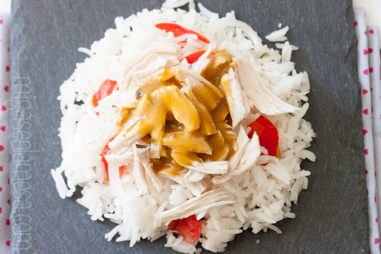 Ensalada de arroz y pollo con aderezo de miso