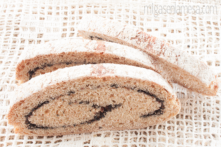 Pan integral de trigo y maíz con espiral de sésamo negro, con masa madre