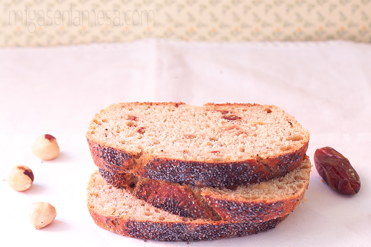 Pan integral de tritor, trigo y avena con avellanas  y dátiles