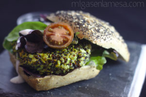 Hamburguesas veganas de quinoa y brocoli | Migas en la mesa